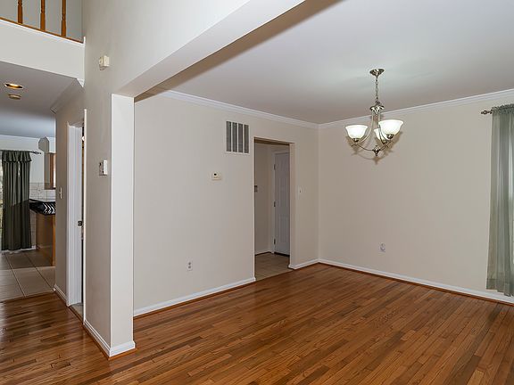 04_FOYER TO DINING ROOM