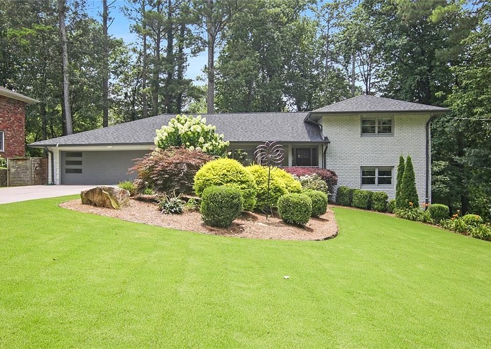 1st image of 2477 Sherbrooke Dr