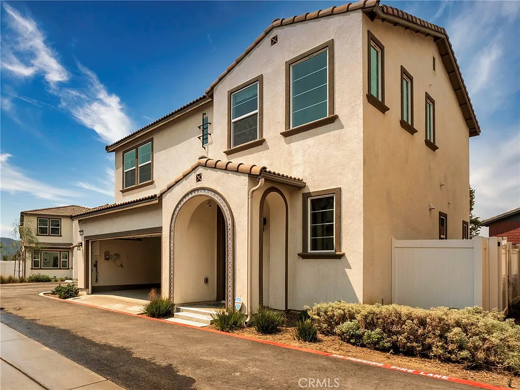3 bed, 2.5 bath, 1665 sqft, $3,350 — Photo 1