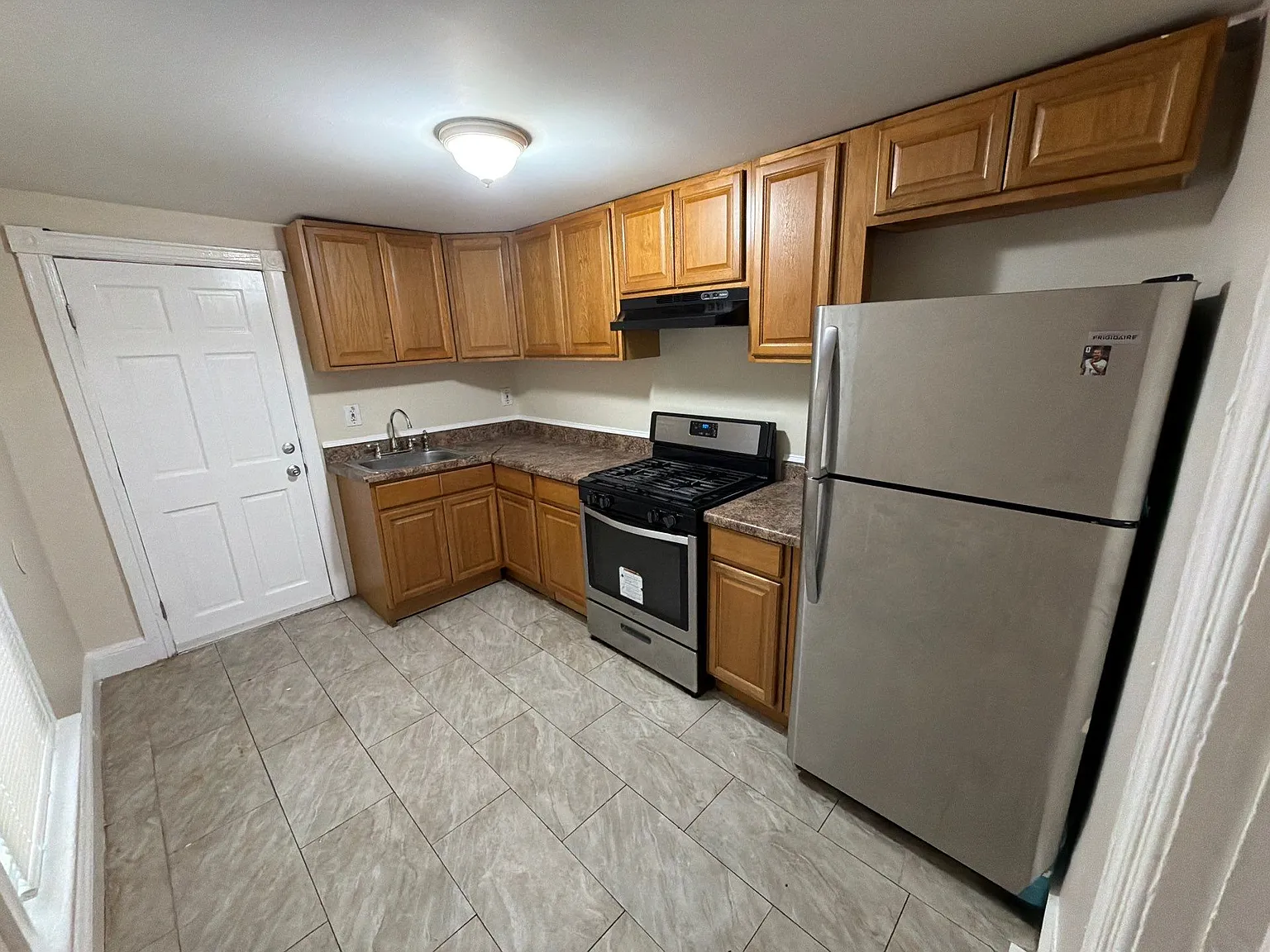 3 bed, 780 sqft, $1,900 — Photo 4