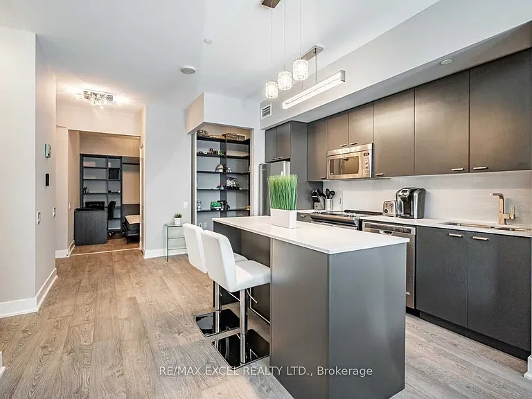 30 Roehampton Ave #619 — Photo 12
