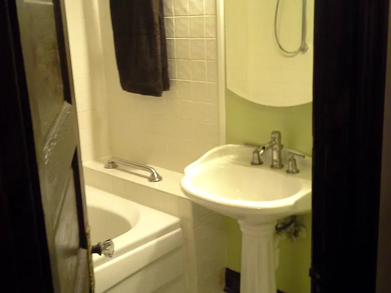 2nd floor hall bathroom w/ jetted tub and shower