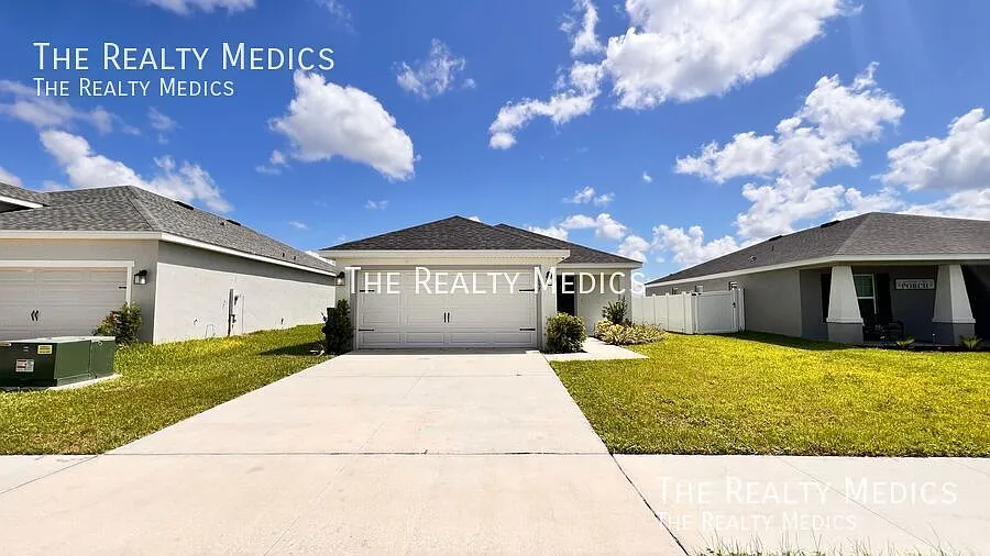 Beautiful 3-Bed, 3-Bath Home With Spacious Backyard! — Photo 2