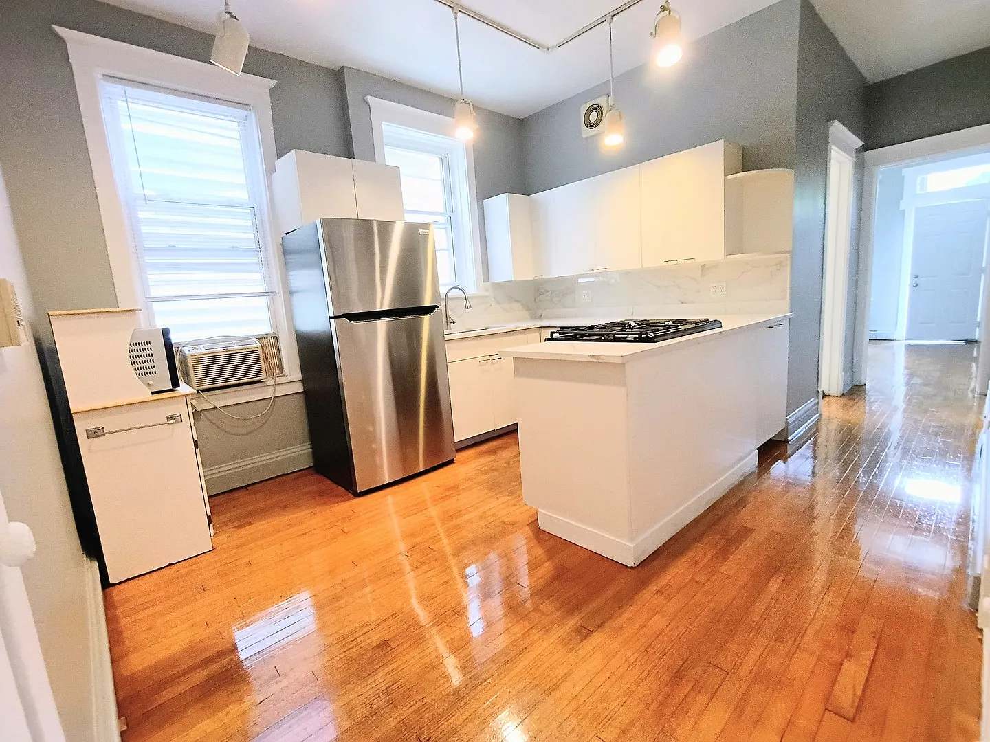 2 bed, 650 sqft, $2,500 — Photo 2