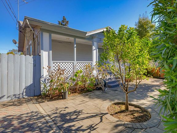 5th image of 441 Fernando Ave