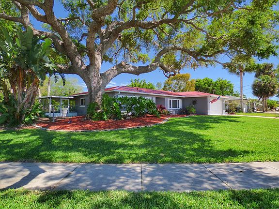2nd image of 827 Iris Dr