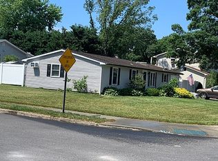 18 Coleridge Rd, Holbrook, NY 11741