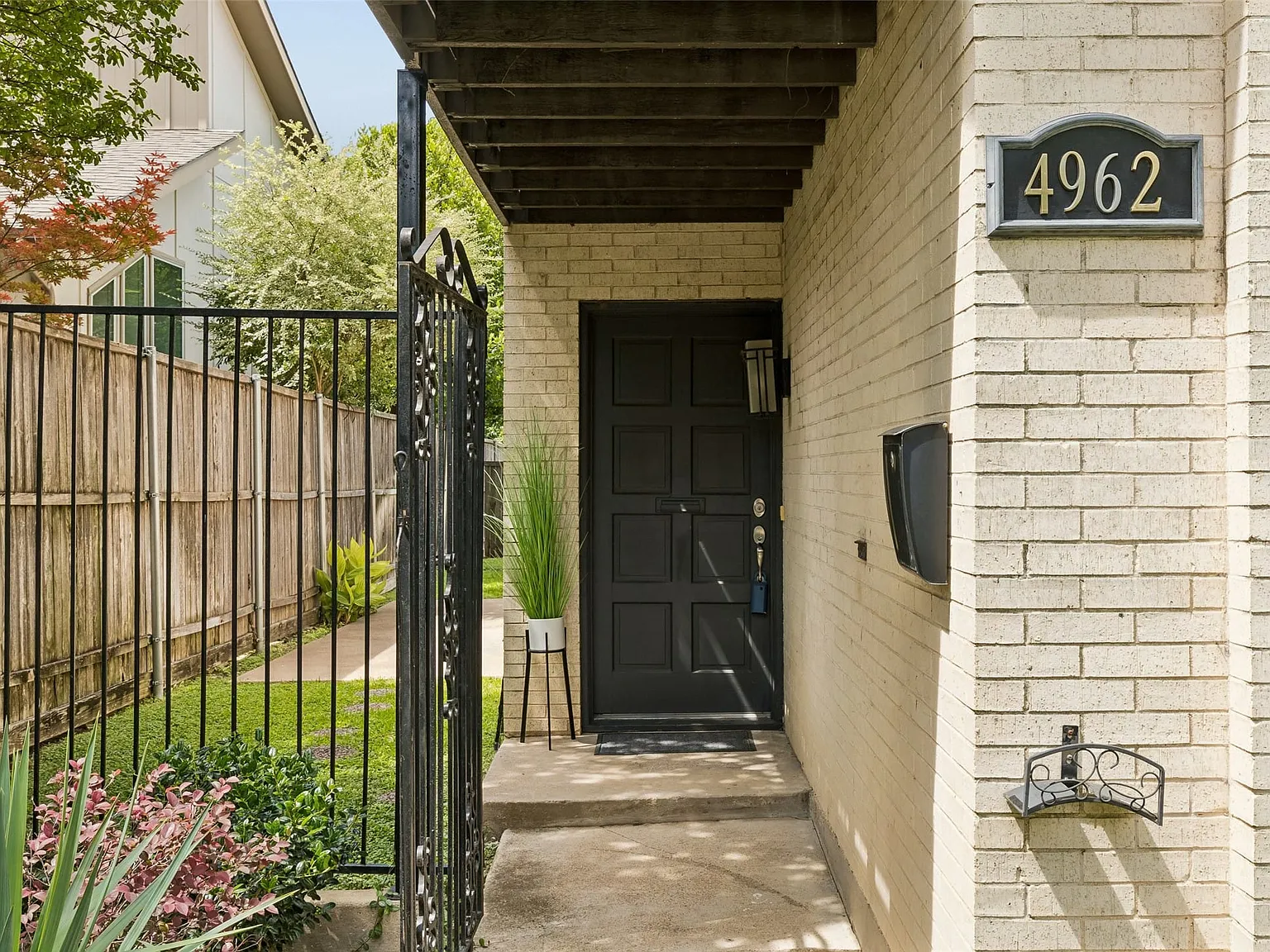 3 bed, 2.5 bath, 1856 sqft, $2,695 — Photo 4