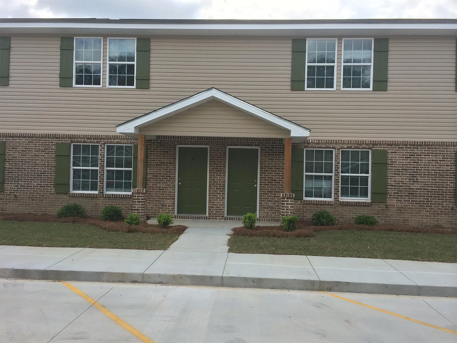 Creekside Villas — Photo 2