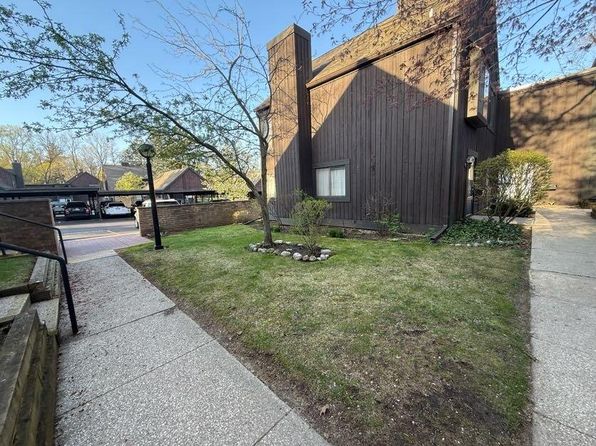 203 Paisley Ct, Kalamazoo, MI 49006