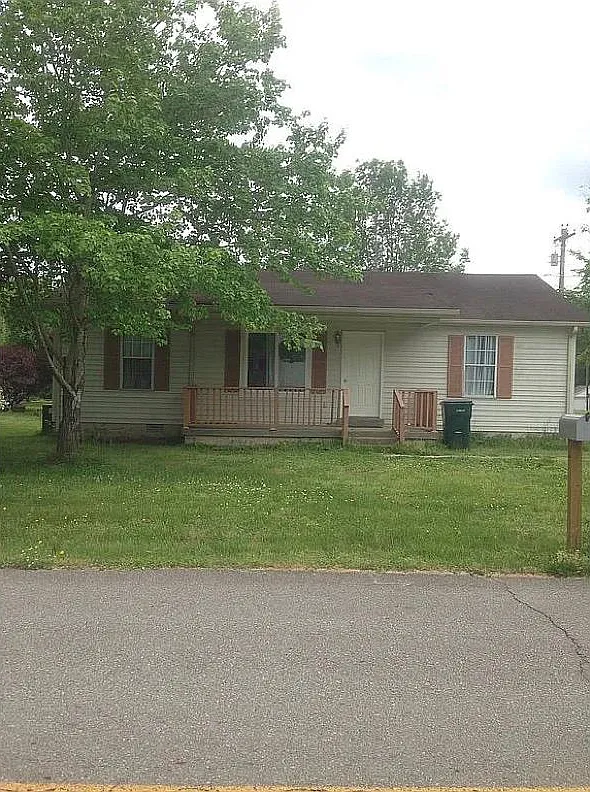 1002 E Railroad St — Photo 3