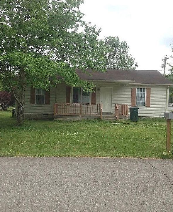 1st image of 1002 E Railroad St