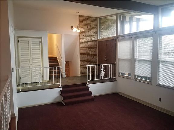 3rd image of 25 Lancewood Dr