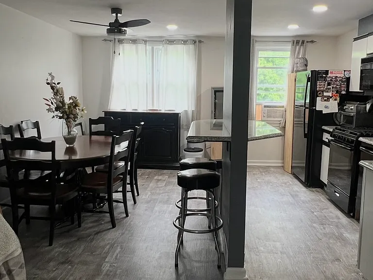 144 S Academy Ave — Photo 3