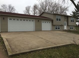 611 E Blackhawk Dr, Byron, IL 61010