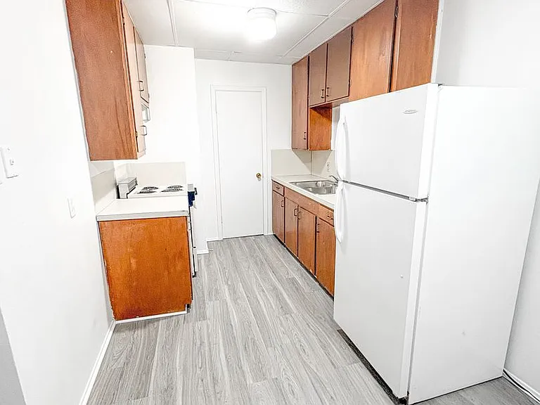 437 N Fredonia St — Photo 3