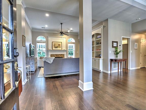 4th image of 2055 Darien Park Dr