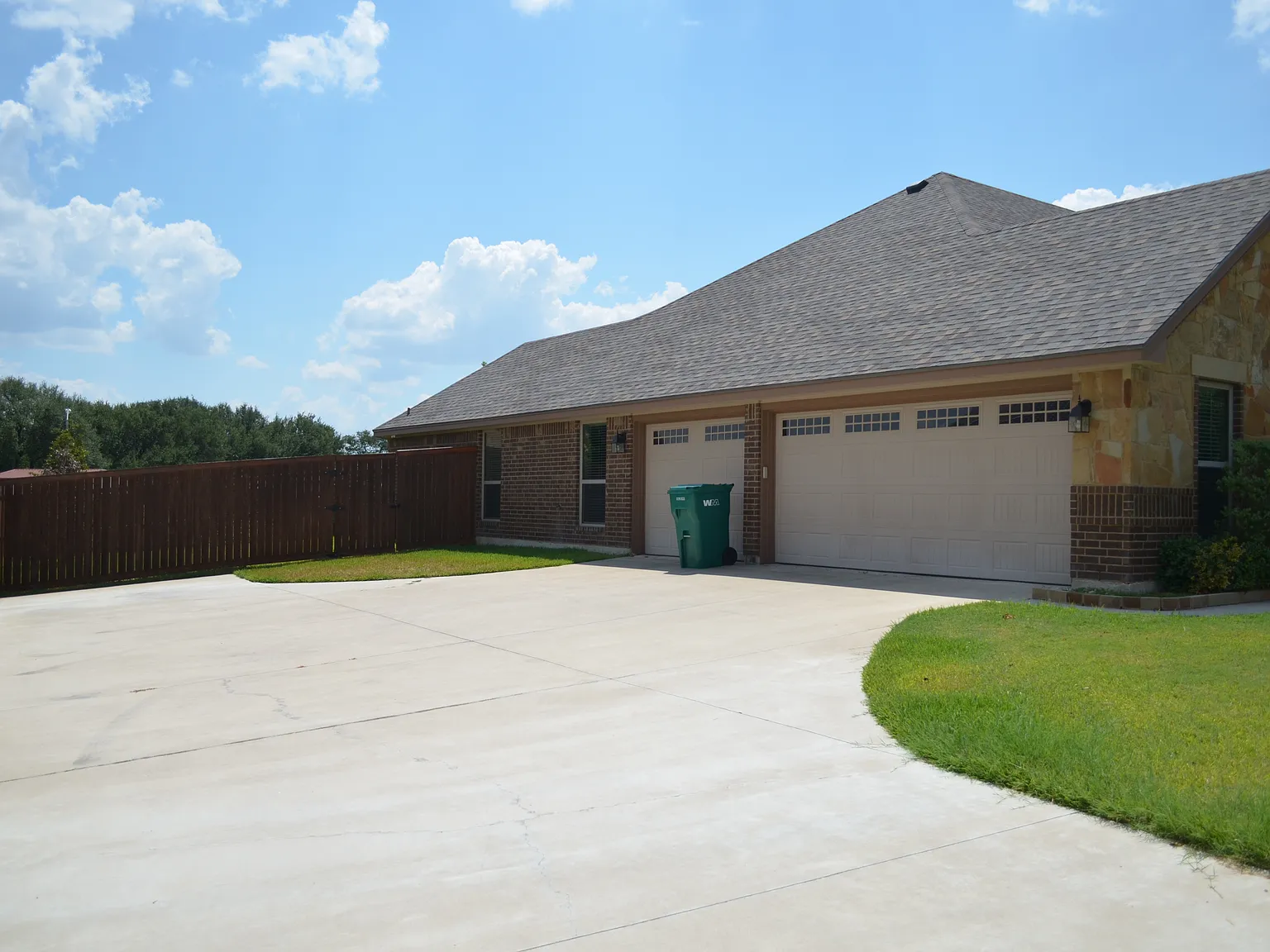 4 bed, 2645 sqft, $2,900 — Photo 2