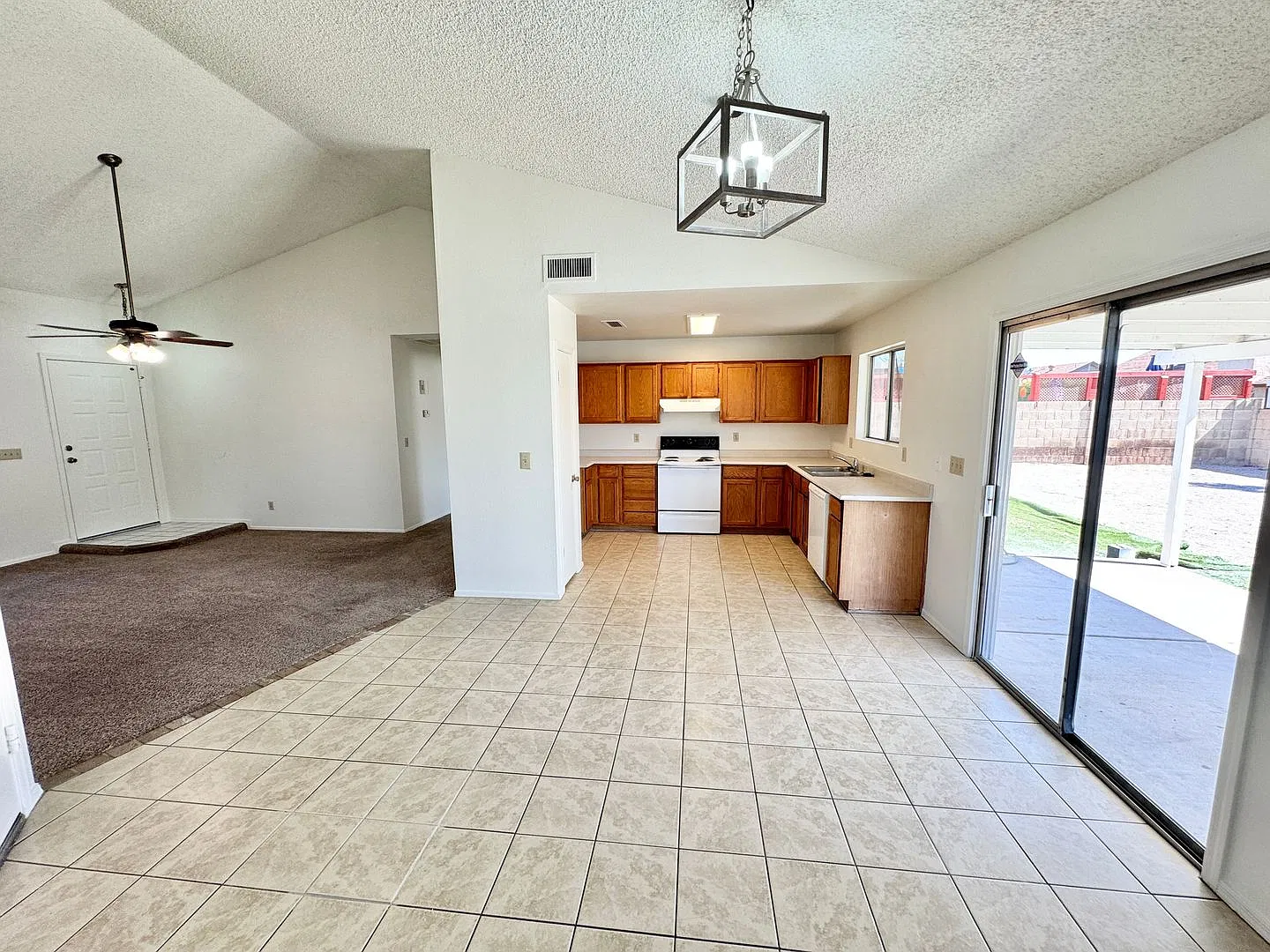 3 Bedroom 2 Bath Single Level Home! NO HOA — Photo 2