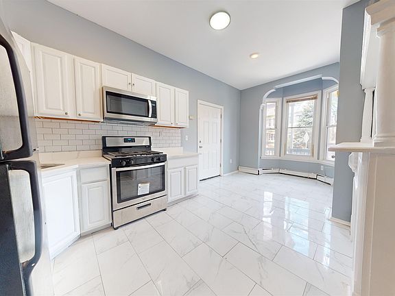 5th image of 363 Forrest St #1