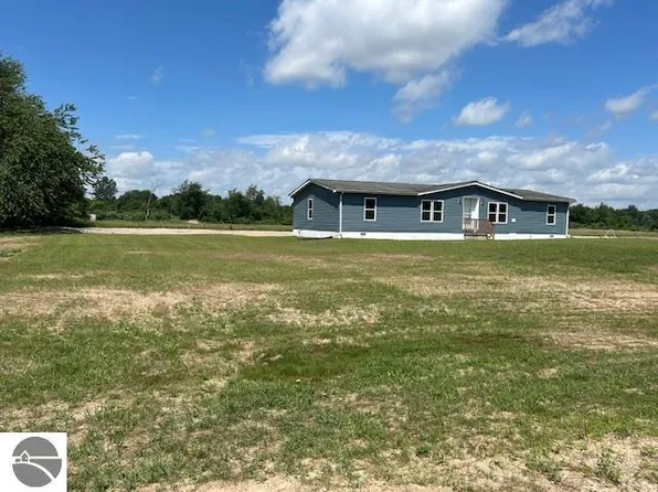 5730 Cavendar Dr, Shepherd, MI 48883