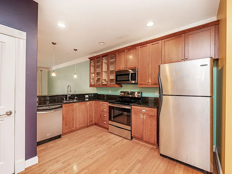 520 S Laurel St — Photo 5