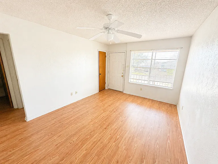 104 W Anderson Ave #D — Photo 5