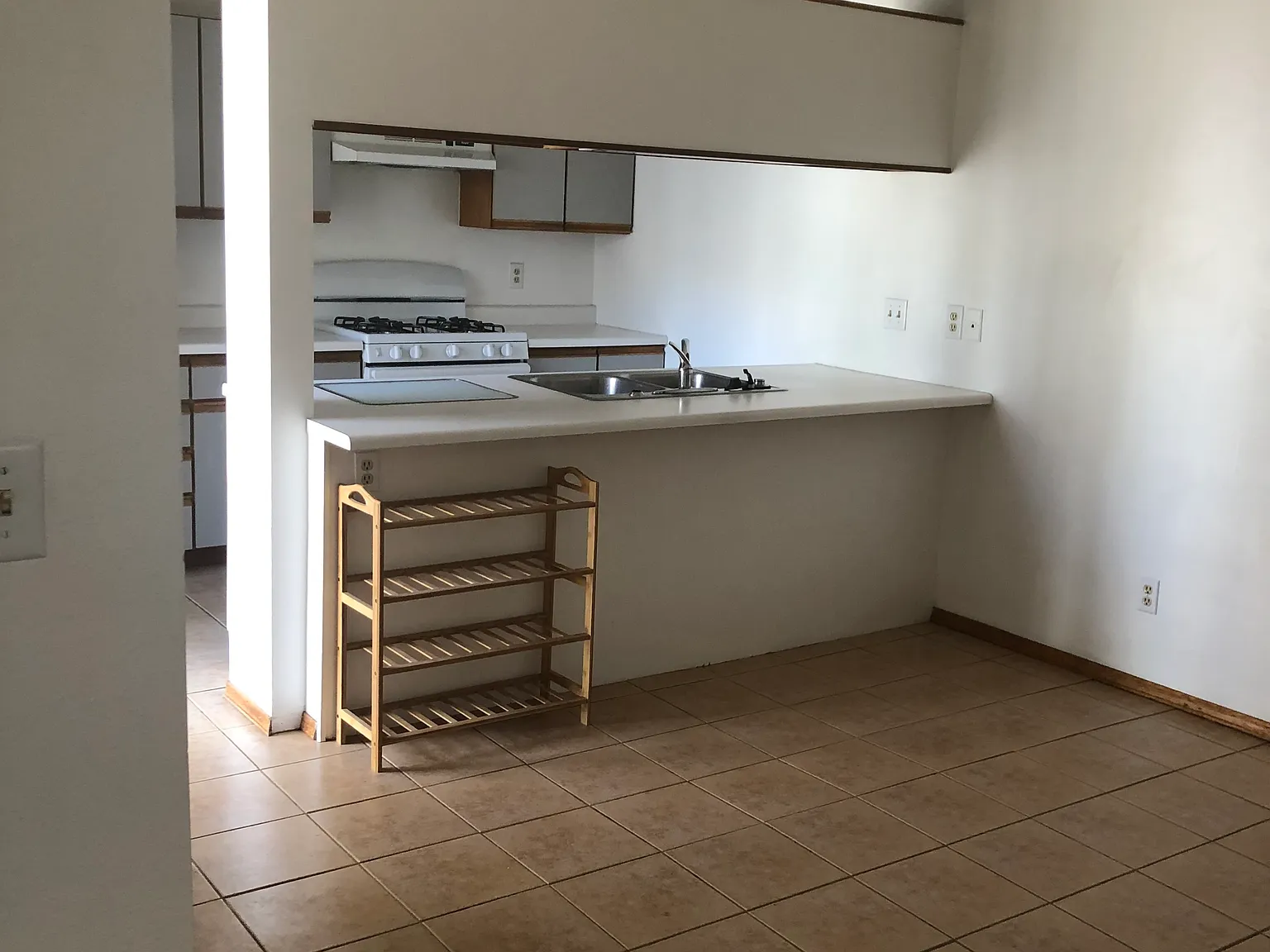 3 bed, 3.5 bath, 1990 sqft, $5,450 — Photo 4