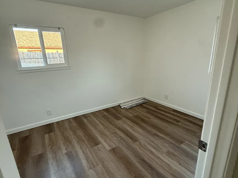 438 Howard St — Photo 9