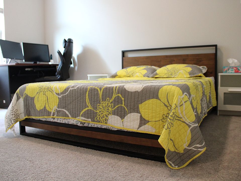 Bedroom for rent with computer table