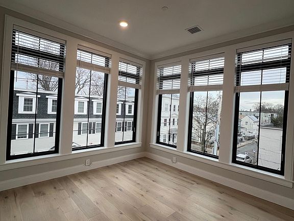 4th image of 157 Everett St #302B