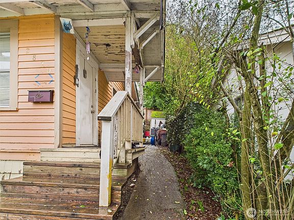 3rd image of 2820 29th Avenue S