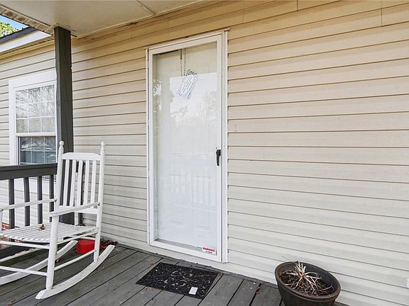 4th image of 1004 Chapman Rd