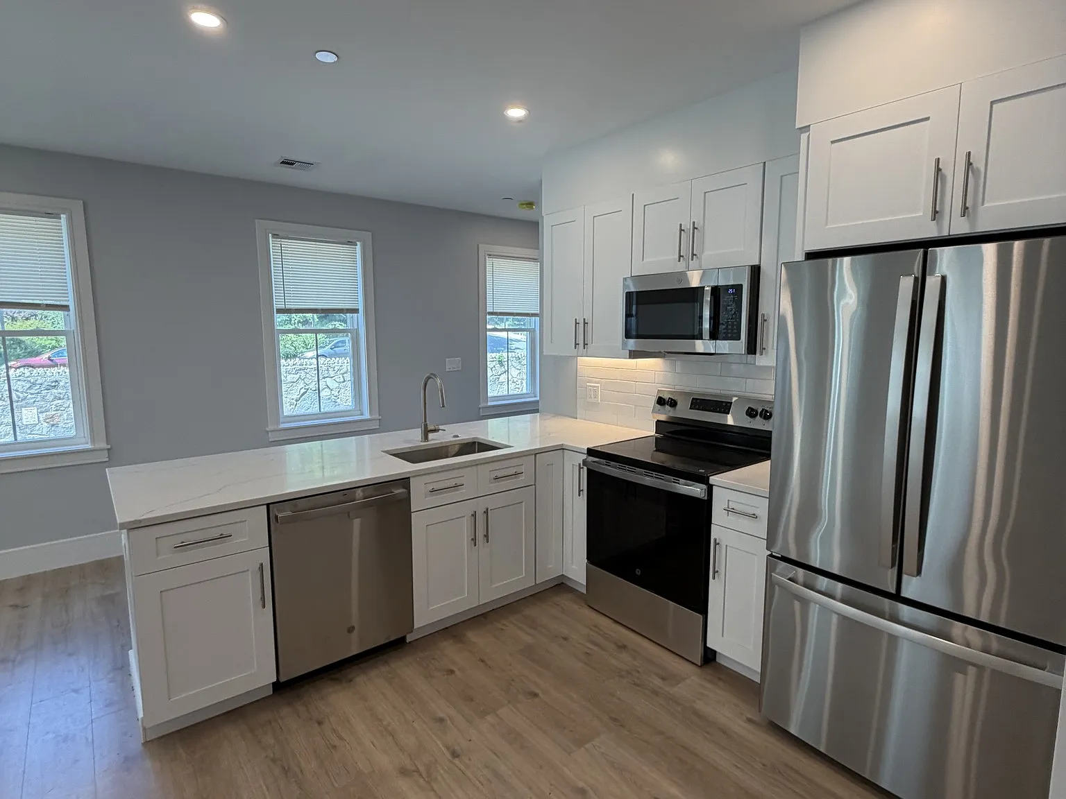 4 bed, 2000 sqft, $5,700 — Photo 1