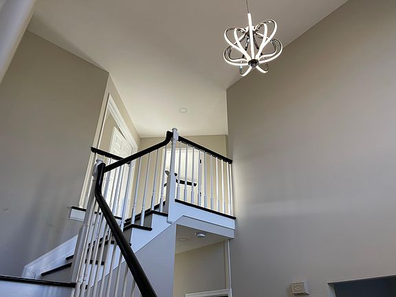 4th image of 30 Meadow Hills Dr