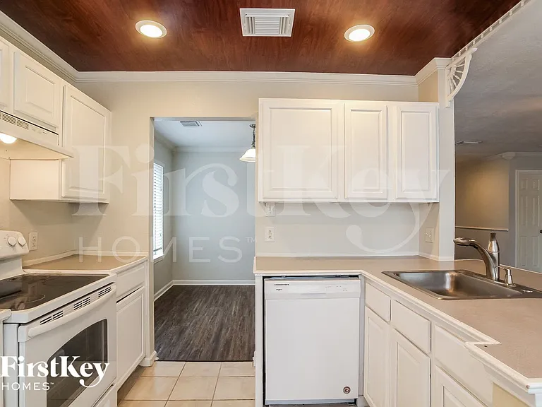 23015 Banquo Dr — Photo 6