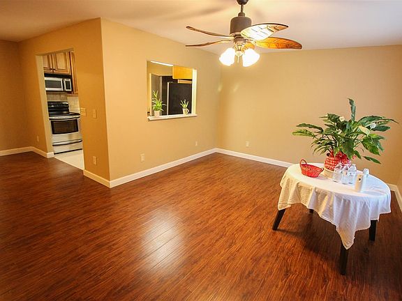 4th image of 902 Blue Springs Dr