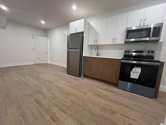 3rd image of 127 Montrose Ave #1