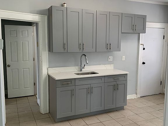 2nd image of 473 Halsted St APT 4