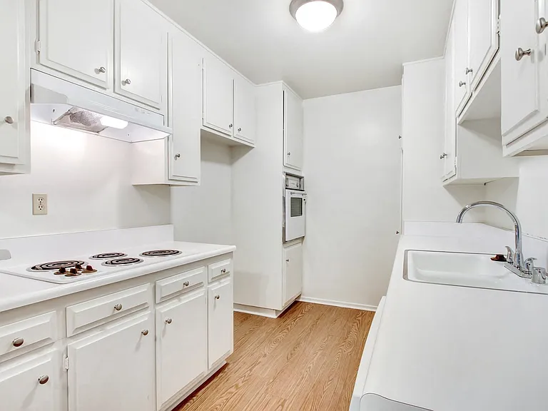 5292 Newcastle Ave — Photo 4