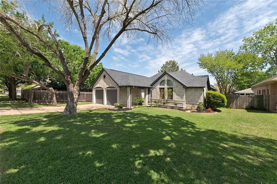 4 bed, 2.0 bath, 1829 sqft, $3,300 — Photo 2