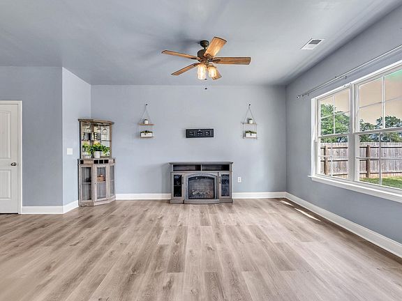 4th image of 410 King St