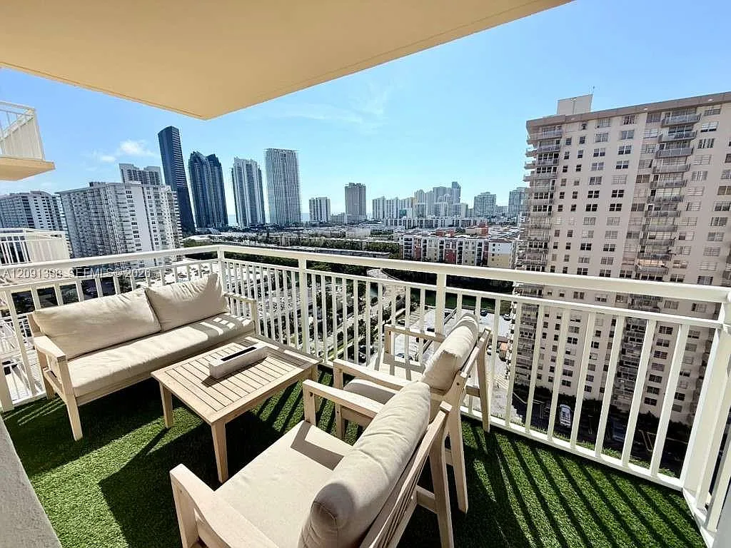Winston Towers 200 — Photo 2