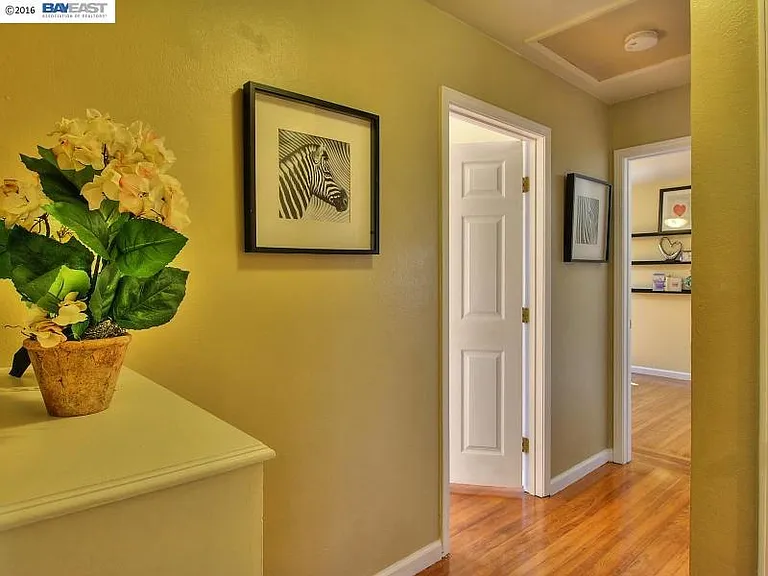 22215 Cameron St — Photo 9