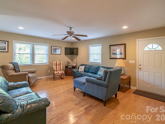 4th image of 150 Pinehaven Ln