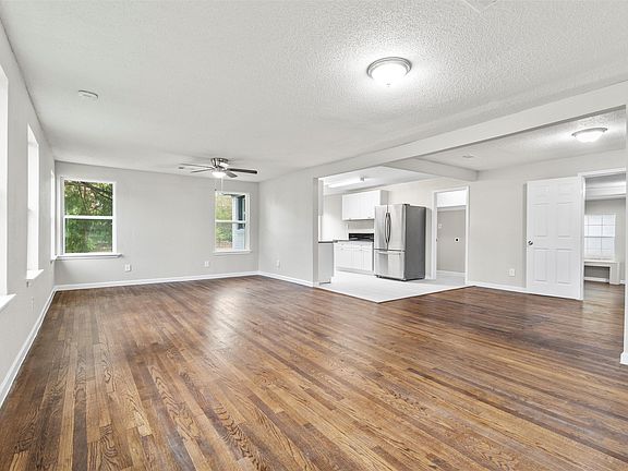 2nd image of 2336 Glencrest Dr