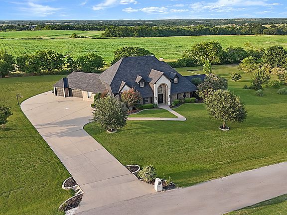 2nd image of 4701 Lake Dr
