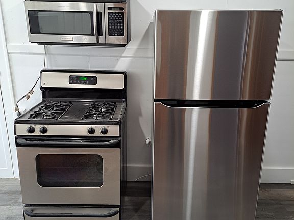 3rd image of N89W16206 Cleveland Ave #16206