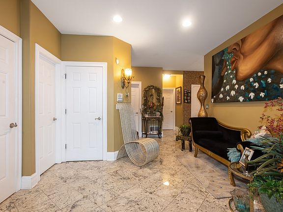 2nd image of 815 E Oakwood Blvd