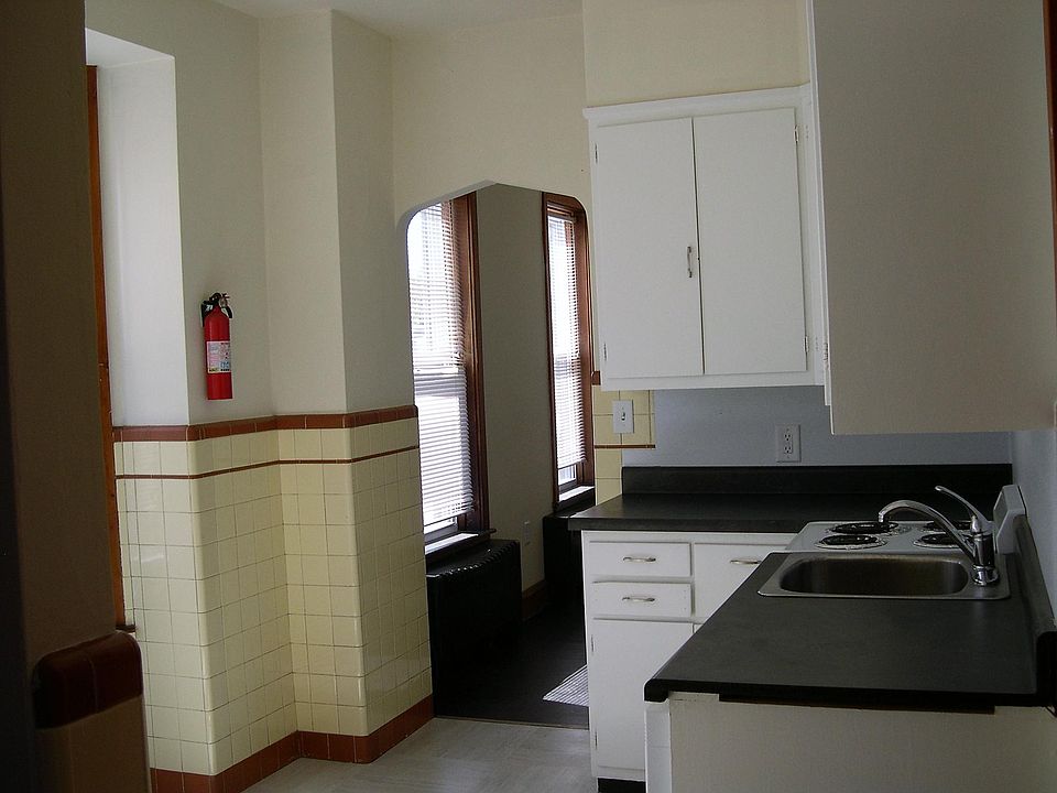 Large 1 Bedroom (201) Kitchen